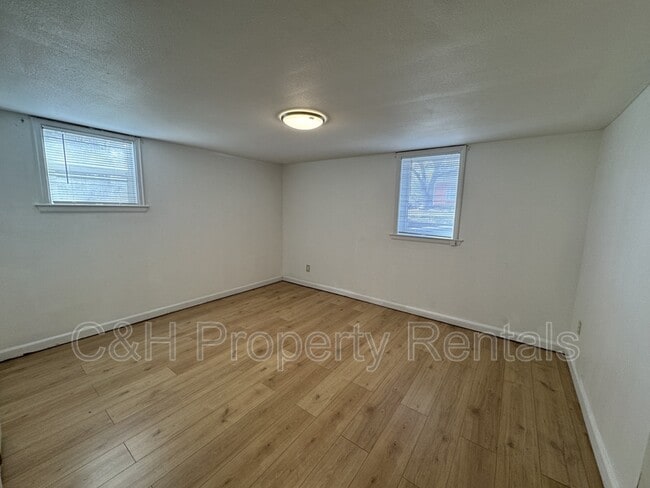 Building Photo - 841 1/2 Cook Avenue