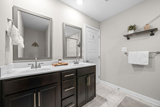 Building Photo - 3 Bed 2 Bath Home For Rent Near Downtown Clarksville!