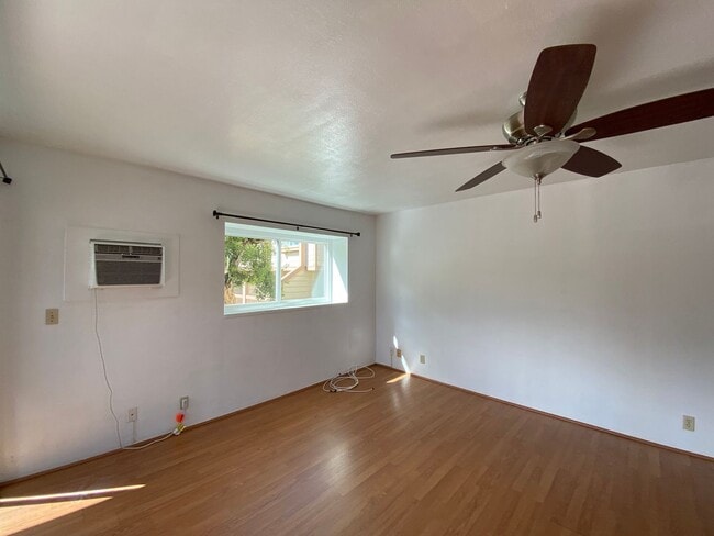 Building Photo - TOWNHOUSE - 3 BED/ 2 BATH/ 1 PARKING AT HARBOR POINTE (Just Listed)