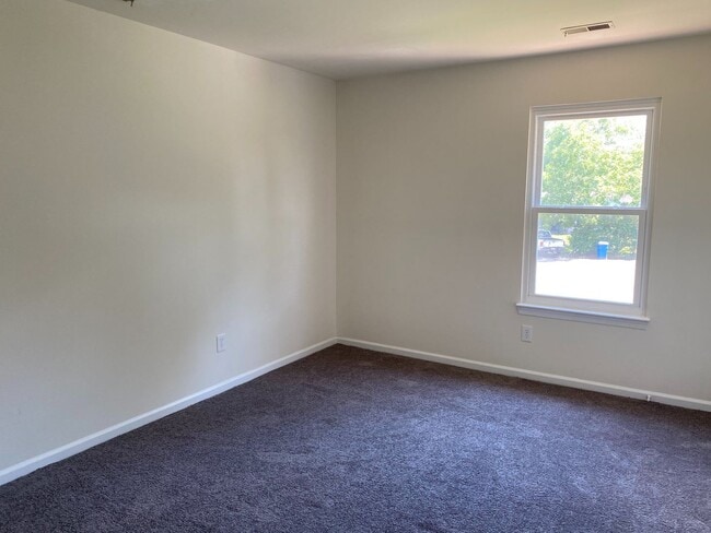 Building Photo - Charming 2-Bedroom Duplex in the Heart of ...