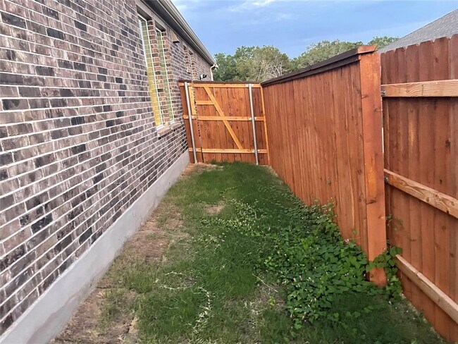 Building Photo - 1905 Armitas Ter