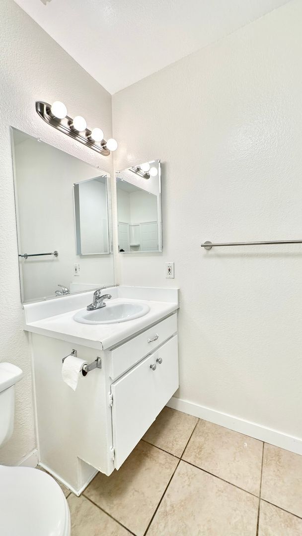 Building Photo - Darling, Upstairs, Corner-End Condo Unit i...