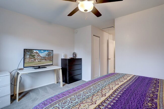 Building Photo - Wonderful 2 Bed 2 Bath Townhouse with Fireplace + Community Pool