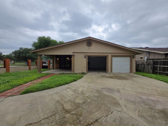Building Photo - 126 La Silla Dr