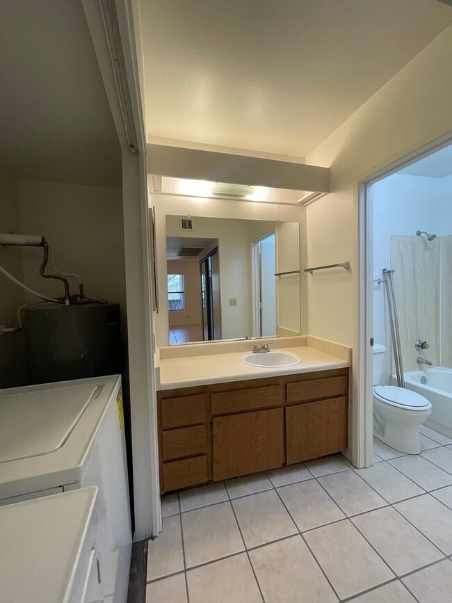 Building Photo - Large 1 Bedroom 1 Bath Condo!