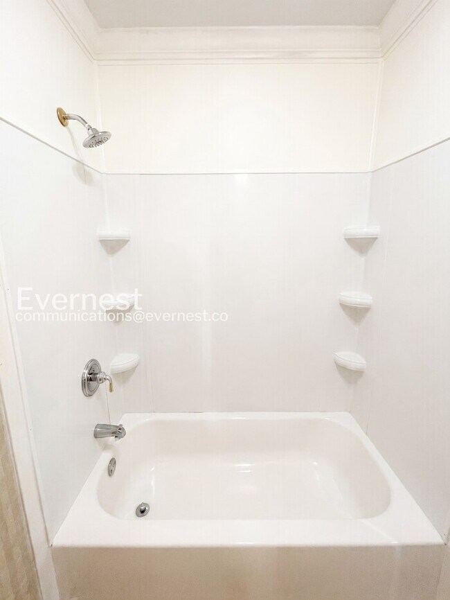 Building Photo - 3 Bed/2 Bath Home with Off-Street Parking / Pet-Friendly / Available Now!