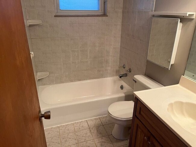 Building Photo - 5150 Chantilly Dr