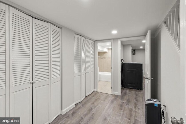 Building Photo - 518 N Lakewood Ave