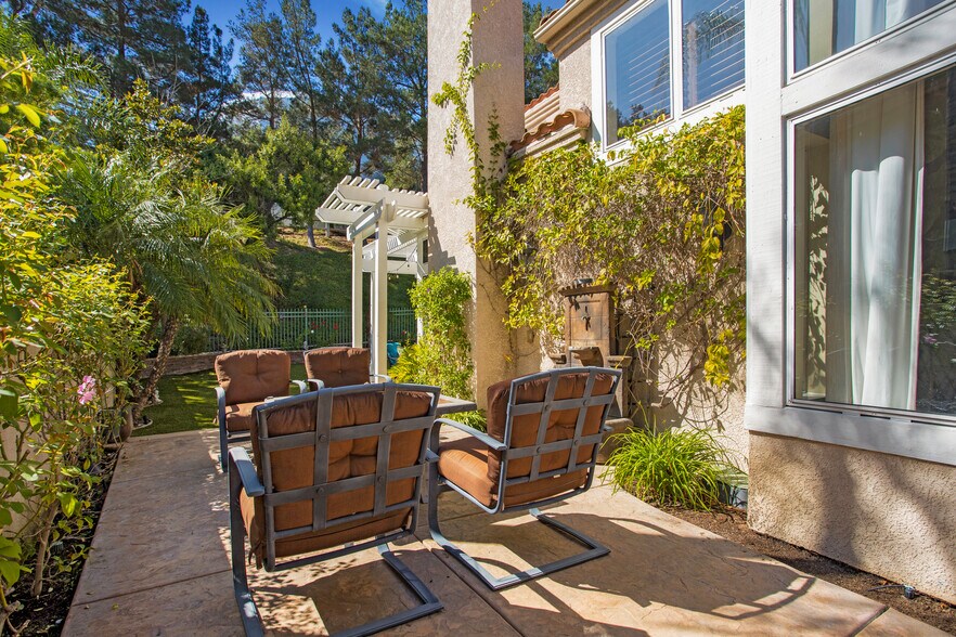 Wrap around - Side yard with fountain and firepuit - 35 Inverary