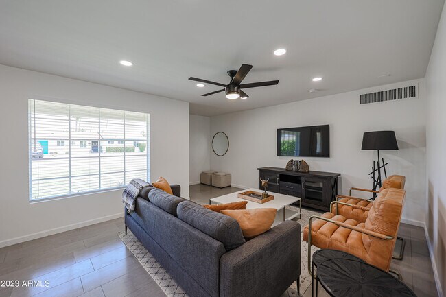 Building Photo - 901 W Berridge Ln
