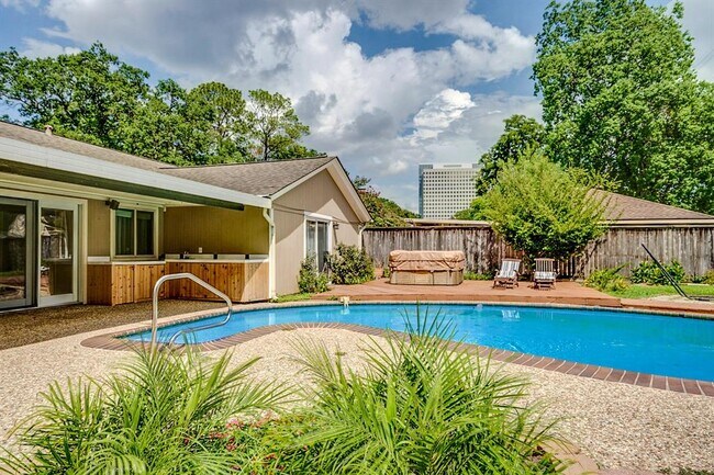 Building Photo - 10631 Del Monte Dr