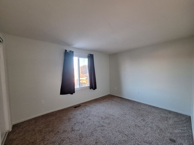 Building Photo - Charming Chesterfield Townhouse