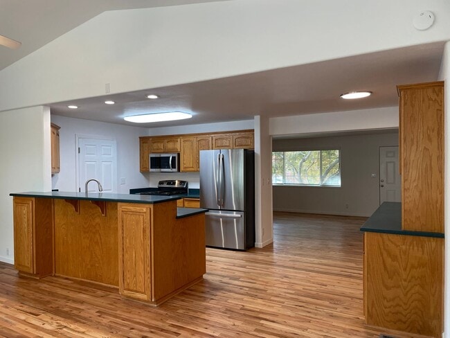 Building Photo - Nice 3 Bedroom 2 Bath Home-Office Space-Located in a Quiet East Medford  Nieghborhood East Medford