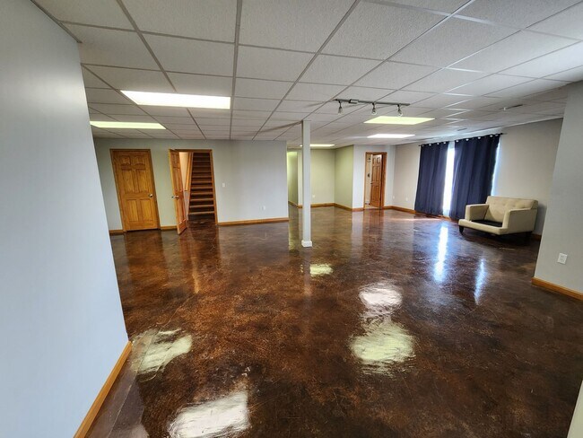 Building Photo - New price! Enjoy country living and seclus...