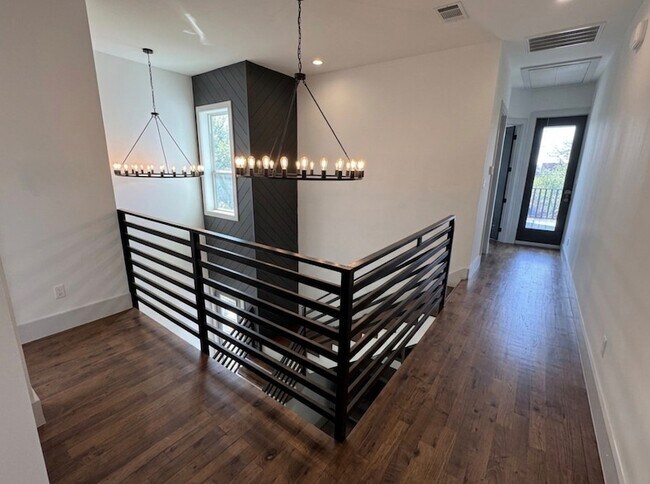 Building Photo - 505 E 40th St