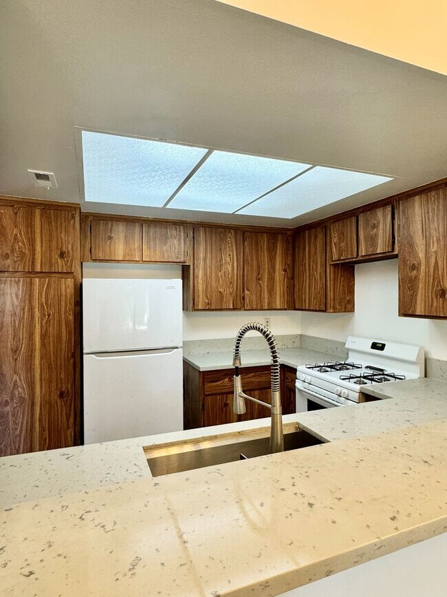 Building Photo - RENT SPECIAL!! $500 OFF SECOND MONTH RENT - Spacious 3 Bedroom 2 Bath Condo in Hawaiian Gardens