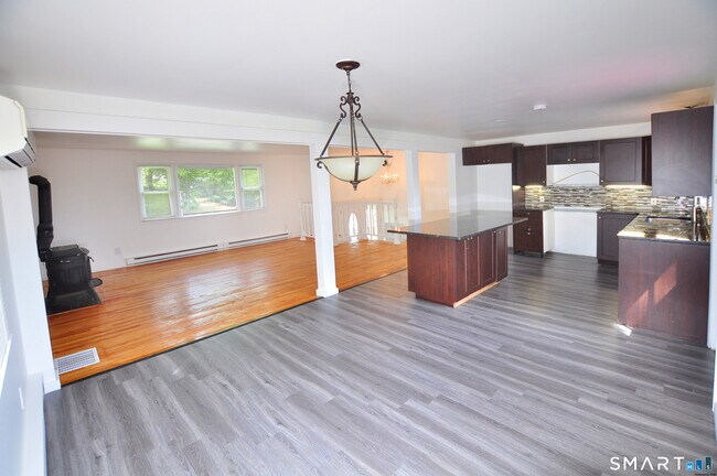 Building Photo - 13 Pleasant View Ave