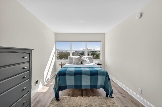 Building Photo - 2555 NE 11th St