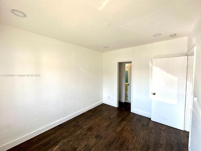 Building Photo - 2 bedroom in Miami FL 33162