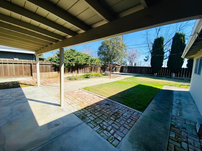 Building Photo - 3 Bedroom, 2 Bath Southside Home Near School and Park