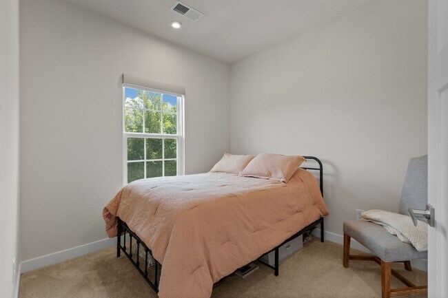 Building Photo - Luxurious three-story townhome with owner's suite and high-end finishes