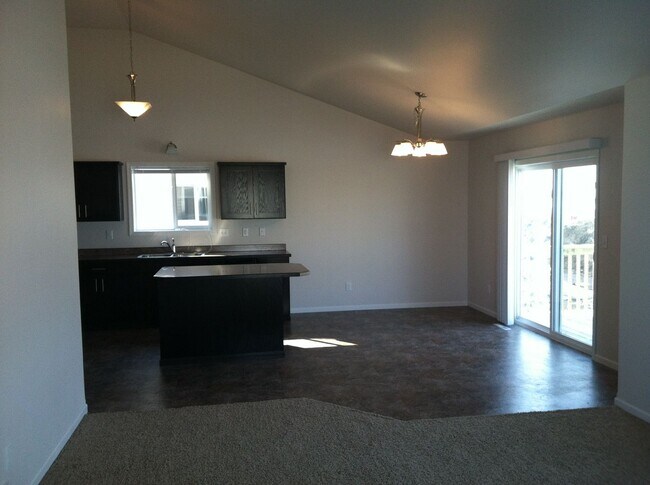 Building Photo - 3 Bed 3 Bath Single Family Home