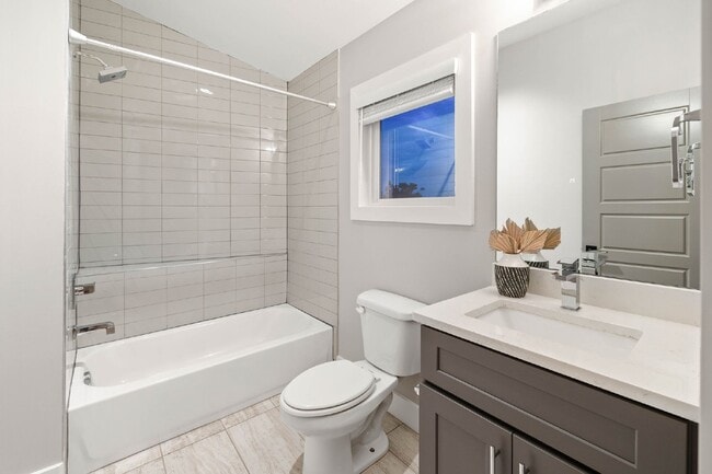 Building Photo - Spacious 4-Bed Gem in Nashville: 2360 sq f...