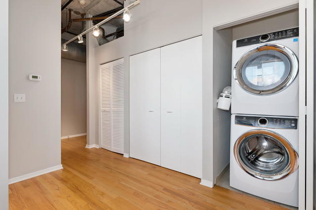 Building Photo - 933 W Van Buren St