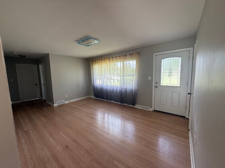 Living room - 3399 Clime Rd