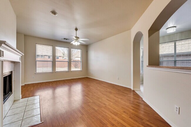 Building Photo - Great 4 bed 2 bathroom 2 story home minute...