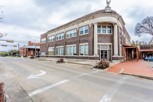 Primary Photo - 103 Historic Town Square