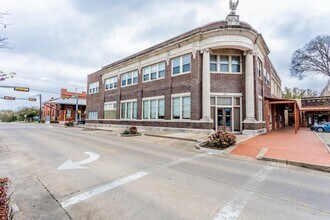 Building Photo - 103 Historic Town Square