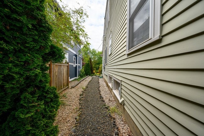 Building Photo - Beautiful Craftsman Home in Desired Neighb...