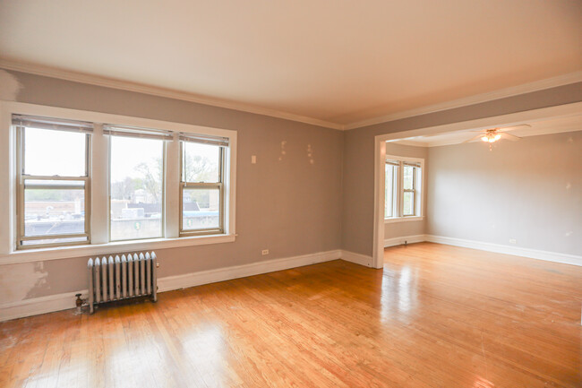 Primary Photo - 2420 W Lunt Ave