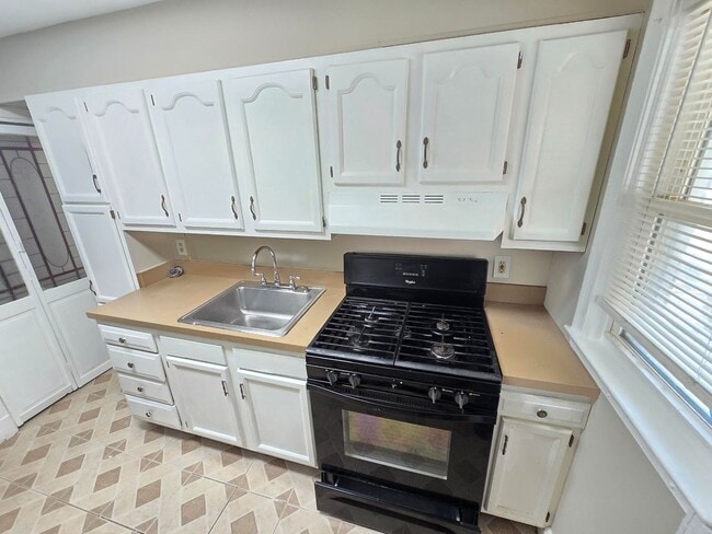 Building Photo - Beautiful 3 Bedroom 1 Bathroom East Baltim...