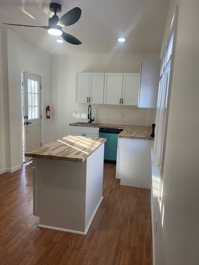 Building Photo - 3 bedroom, 2.5 bath - Modern Home in Wyandotte!