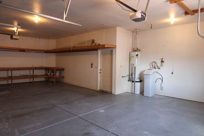 Building Photo - Spacious 3-Bed, 2-Bath Home with Open Floor Plan and Premium Amenities