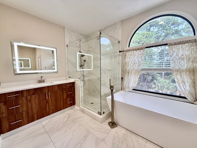 Building Photo - 212 Lone Pine Dr