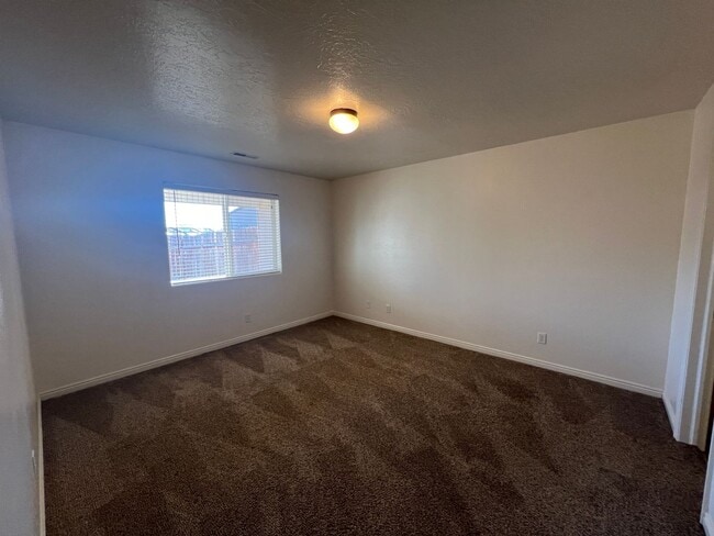 Building Photo - 3 bedroom, 2 bathroom twin home in Cedar W...