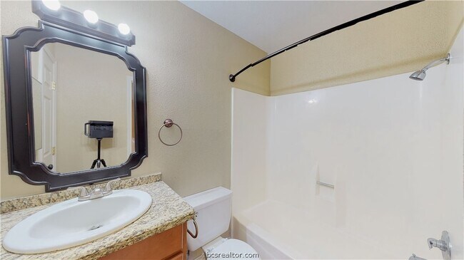 Building Photo - 904 University Oaks Blvd