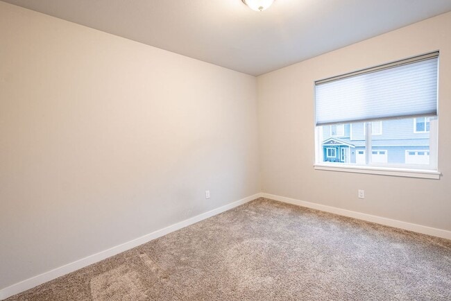 Building Photo - 3 bed 2.5 bath townhouse with garage.