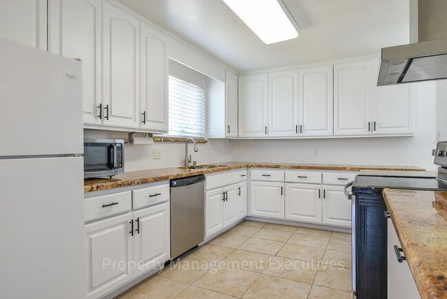 Building Photo - 3 Bedroom, 2 Bath House with Large Backyard