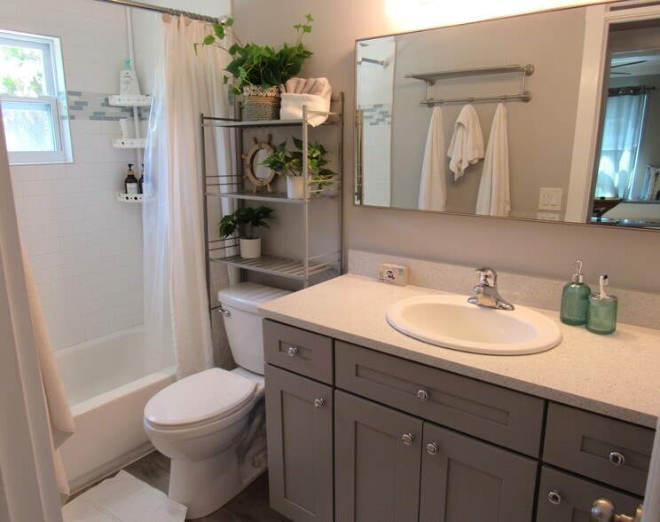 Bath - 16 Hillside Dr