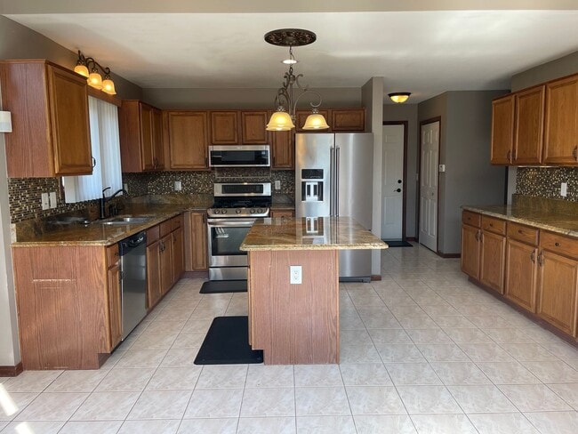 Building Photo - Clinton Twp Home-4-Bedroom, 2.5 Baths, Lau...