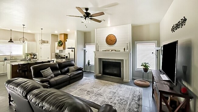 Building Photo - Charming 3 Bedroom 2 Bath Home