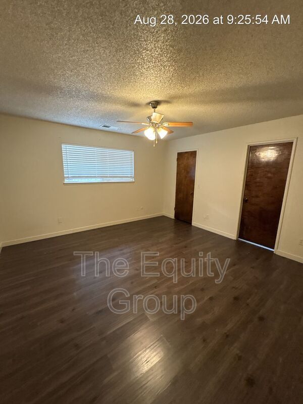 Building Photo - 1009 W Laura Ave