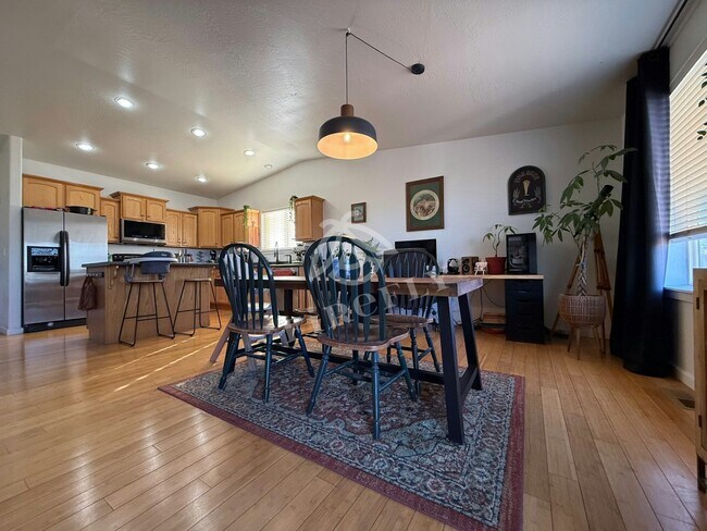 Building Photo - 844 Tori Cir