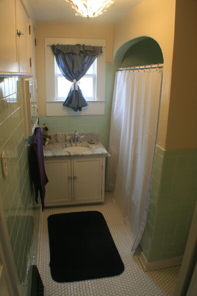 main level bathroom - 630 Columbia St