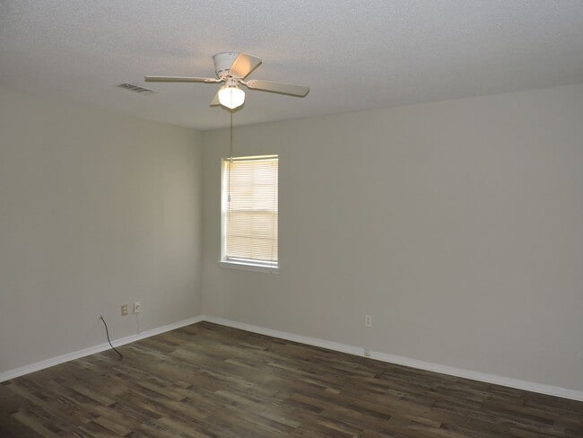 Building Photo - Great location in northeast Pensacola!