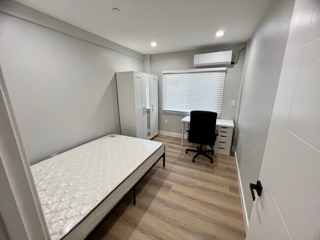 Building Photo - 1173 W 37th Plz